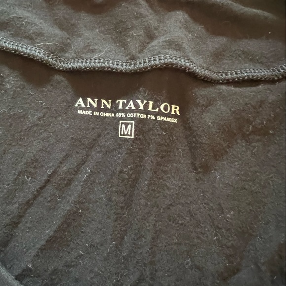 Women’s Ann Taylor Black V-Neck 3/4 Sleeves Tee - Picture 2 of 3